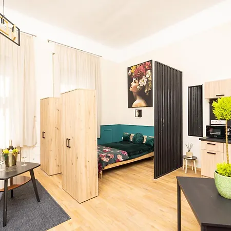 شقة Szive - Becsi Szinek Apartman سيغيد