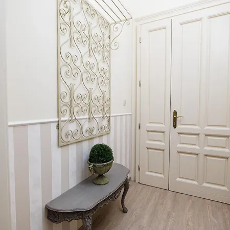 Szive - Becsi Szinek Apartman سيغيد
